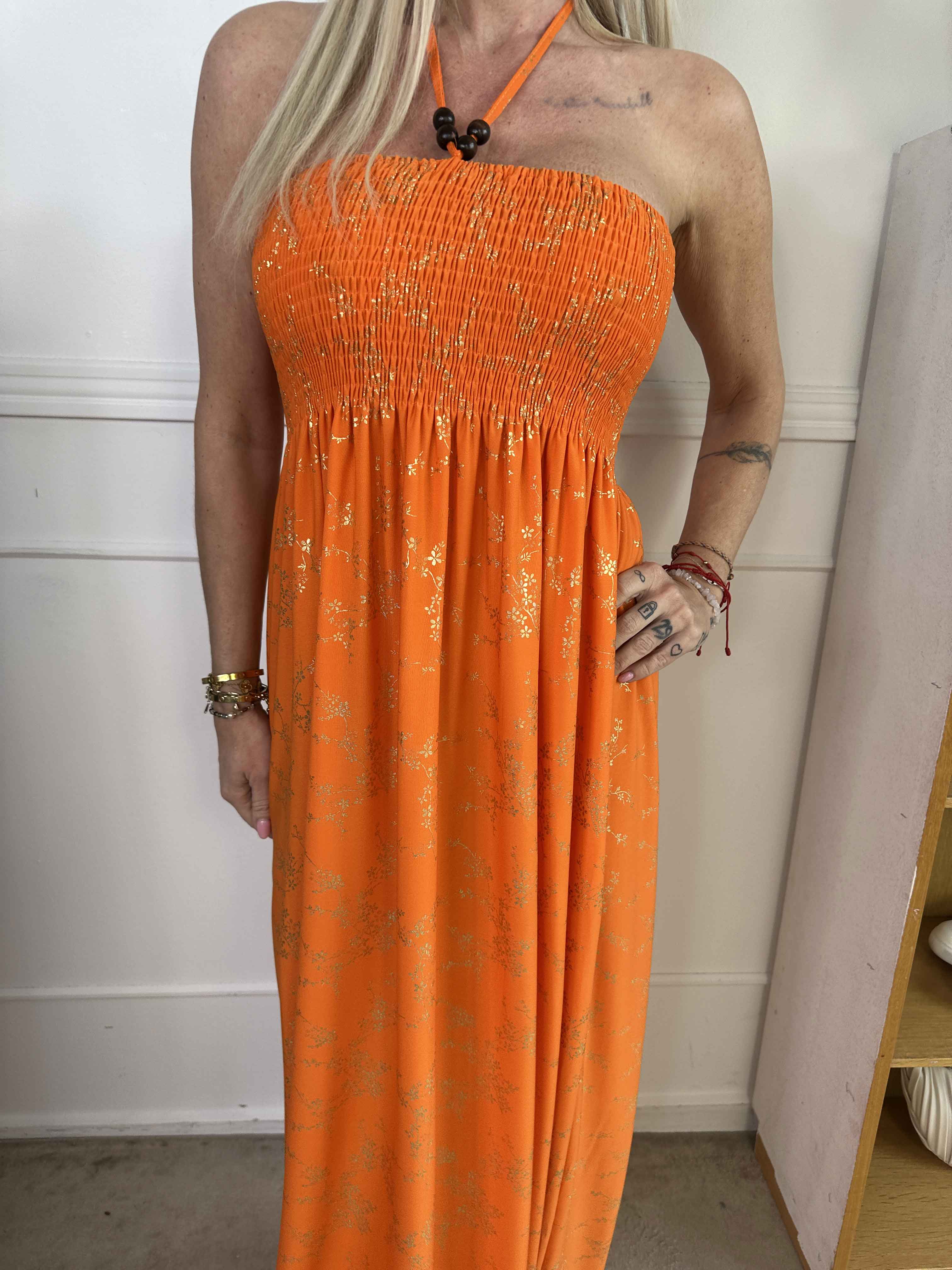 Lainey - Lang kjole med guldprint og smock henover brystet